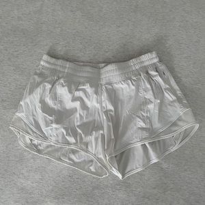 lululemon hotty hot short 2.5” - white